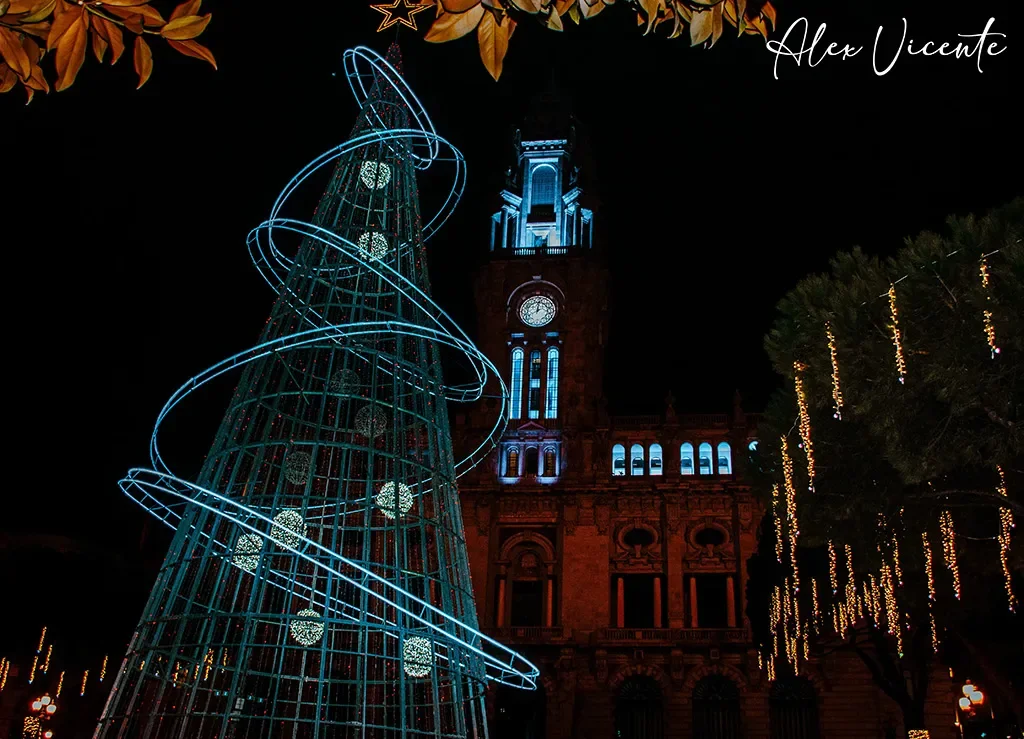 La Navidad une pasado y futuro frente al ayuntamiento de Oporto.