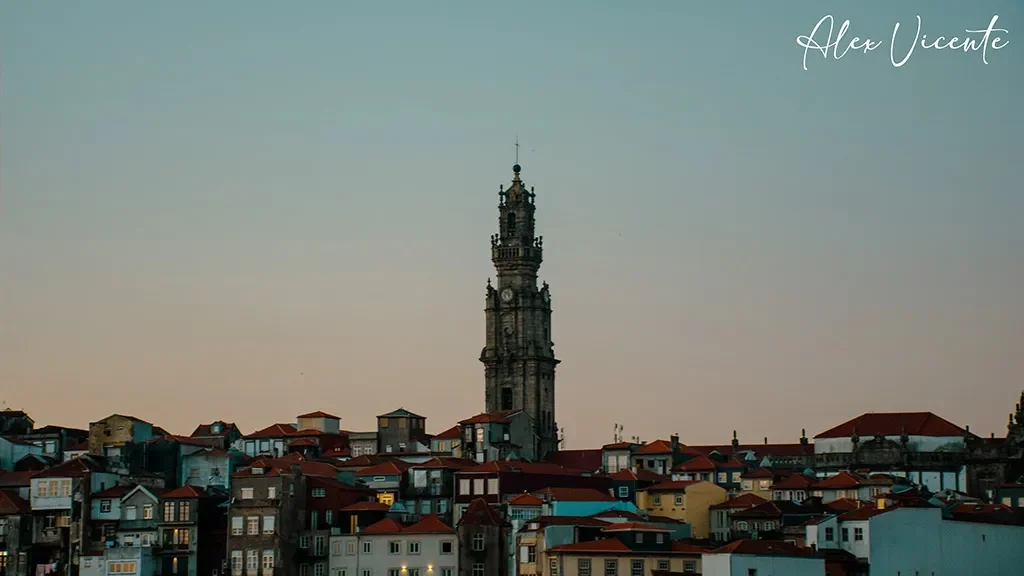 La Torre de los Clérigos se alza sobre Oporto mientras el día se despide con luz tenue.