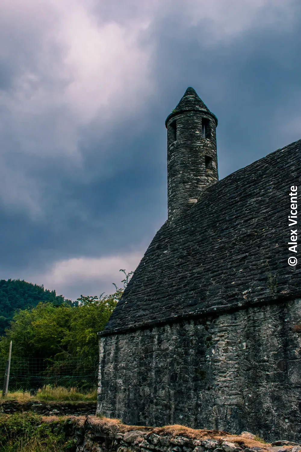 Una antigua iglesia irlandesa se alza bajo cielos densos, guardando siglos de silencio.