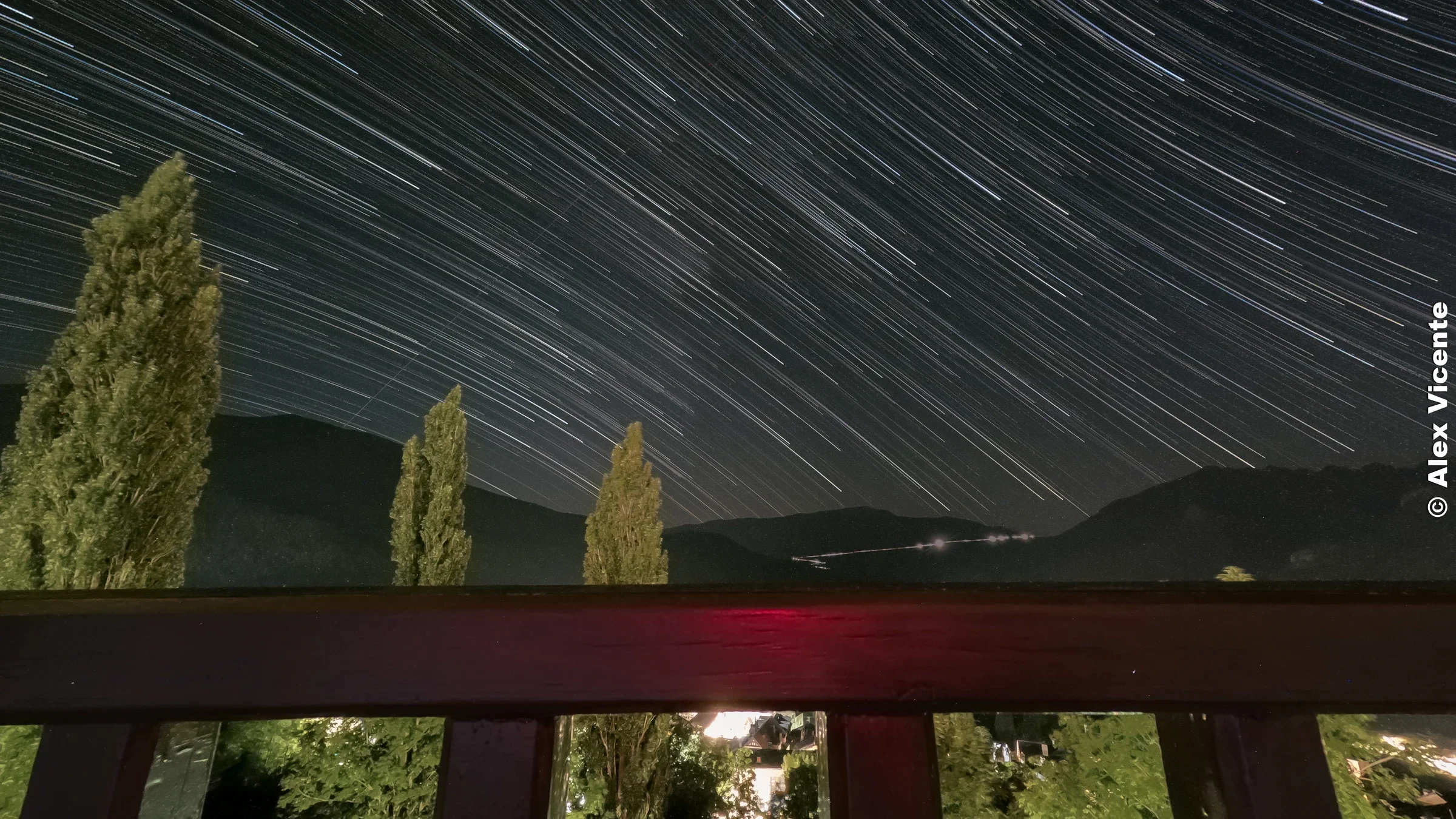 Las estrellas trazan arcos sobre el valle durante una larga exposición nocturna.